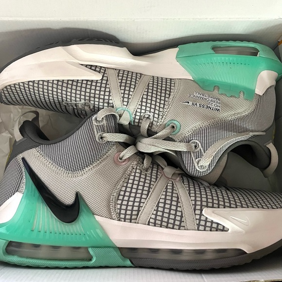 Pre-owned LeBron Witness 7 DM1123-006 with Box, Size: 14 - Picture 1 of 8